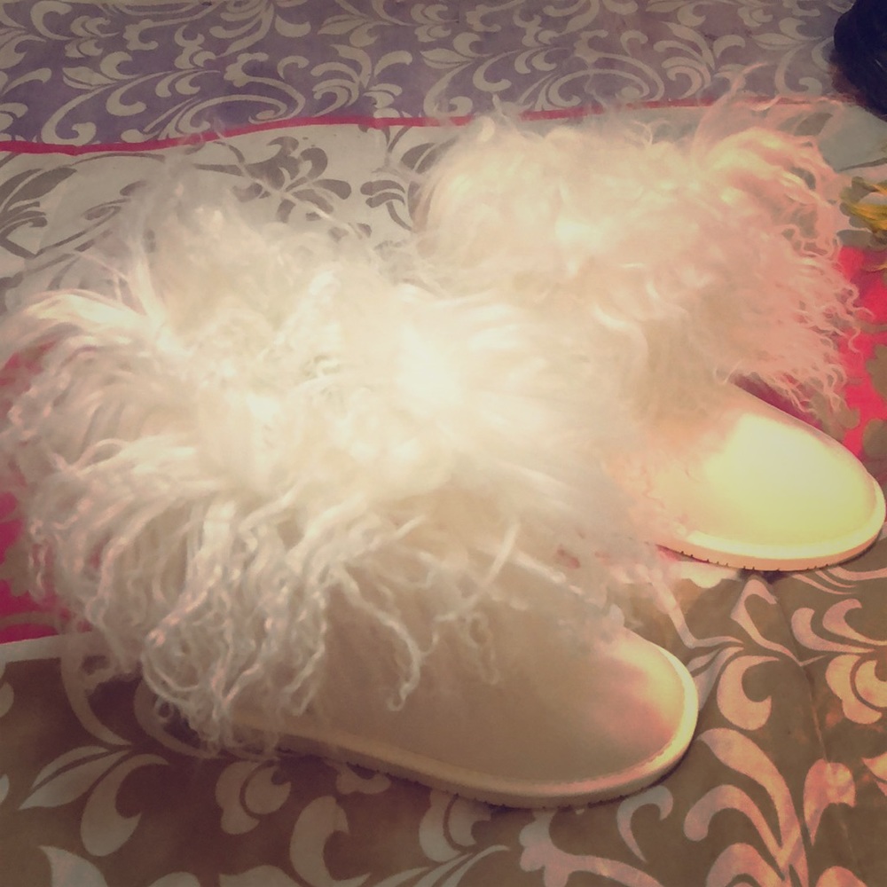 Bearpaw Boo Size 6......only worn twice!!